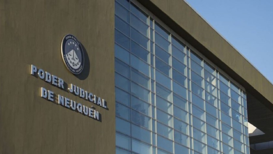 Se le imputan delitos agravados por el vínculo y la convivencia. 