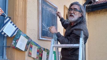 Arte, conciencia y reciclaje: Alejandro Casalini inaugura la galería de la Biblioteca Casa de Amigos en Roca