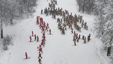 Reviví la emoción de la Fiesta del Montañés en Chapelco: esquiadores iluminaron la montaña