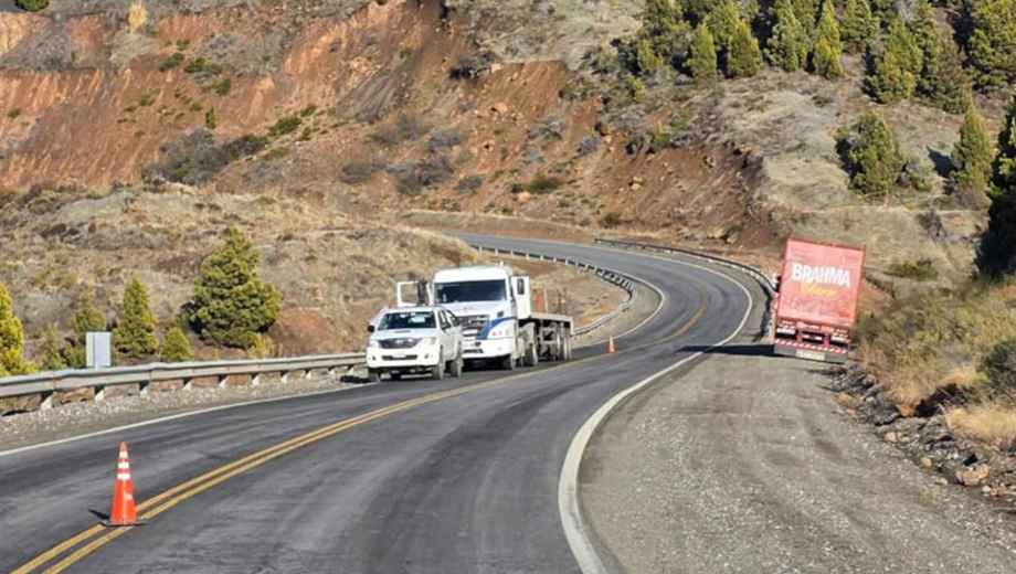 Un vehículo de gran porte quedó detenido sobre la calzada. Foto: gentileza.
