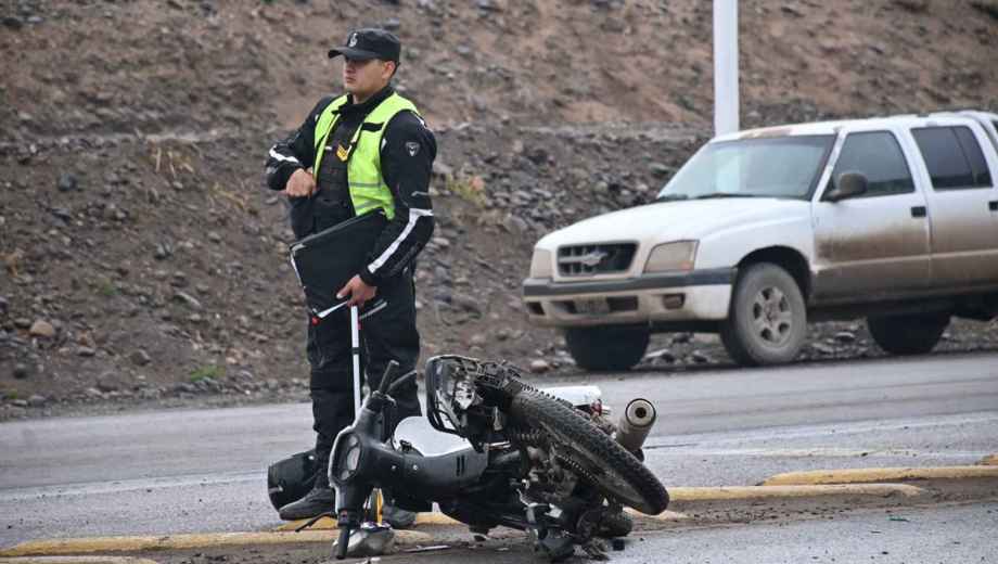 Murió una motociclista en Centenario el viernes 1 de agosto y exigen proyectos "urgentes" para la Ruta 7. Foto: Cecilia Maletti.