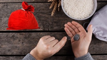 El ritual con arroz y tres monedas para dejar atrás las deudas: el paso a paso