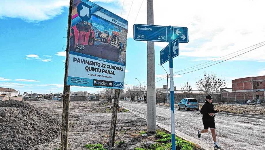 Frentistas del barrio Quintu Panal de Roca  rechazan el costo del asfalto que deben pagar como contribución de mejora. Foto: Andrés Maripe