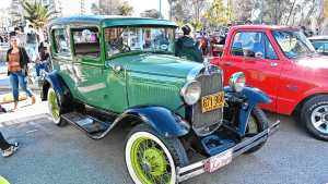 Amor por los autos clásicos: la fiesta fierrera que llenó la plaza de color el fin de semana en Roca