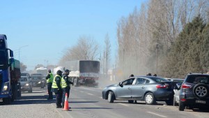 Choque en cadena sobre la Ruta 22, en Roca, entre cuatro vehículos: una mujer con heridas leves