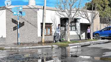 «Inaguantable» desborde cloacal en Roca: el agua ingresó a su casa y criticó la falta de respuestas