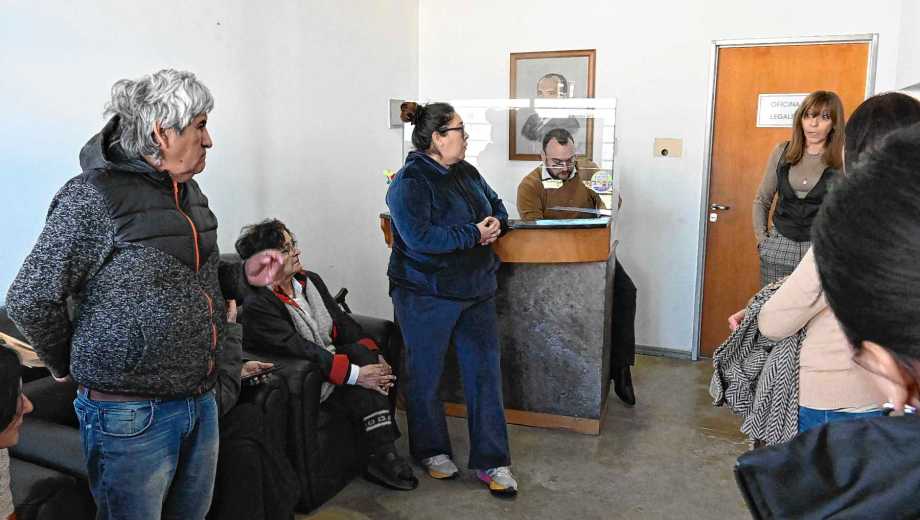 La directora Marezi con los representantes de organizaciones de Roca.
