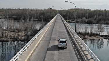 El puente de Paso Córdoba vive un «respiro» de los camiones con arena para el fracking de Vaca Muerta