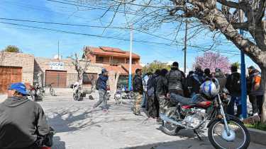 Tensión en la Uocra de Roca por la movilización de un grupo de desocupados: fuerte operativo policial