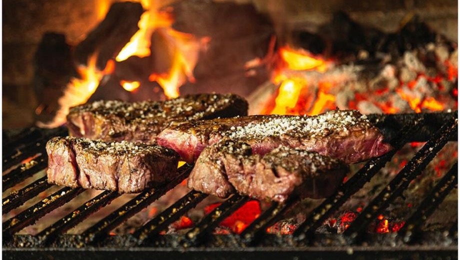 Sal a las brasas para hacer el asado.
