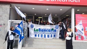 El banco Santander con protestas en Neuquén y Río Negro: denuncian que peligra la «estabilidad laboral»