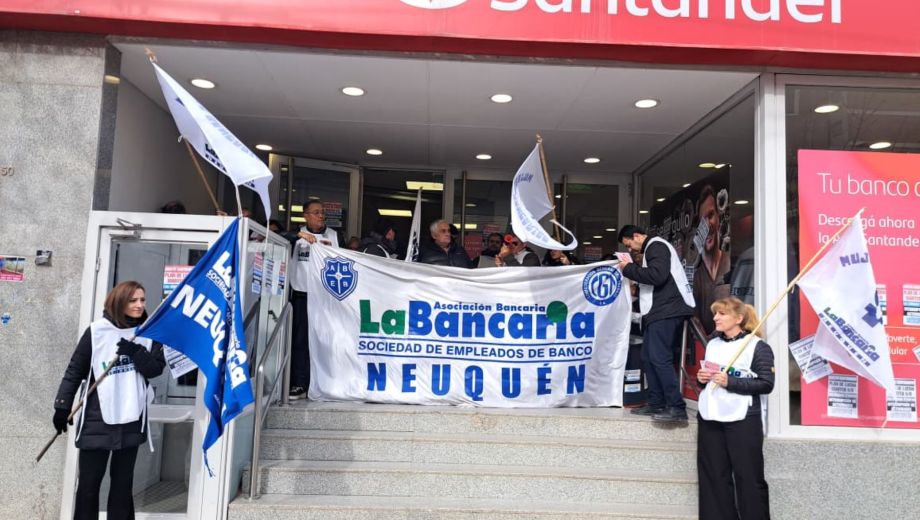 Protestas en el banco Santander. Foto: gentileza. 