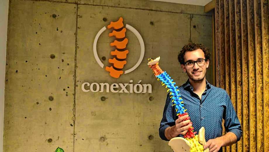 Santiago Ambort es kinesiólogo y quiropráctico, tiene su propio espacio de trabajo. Foto: gentileza. 