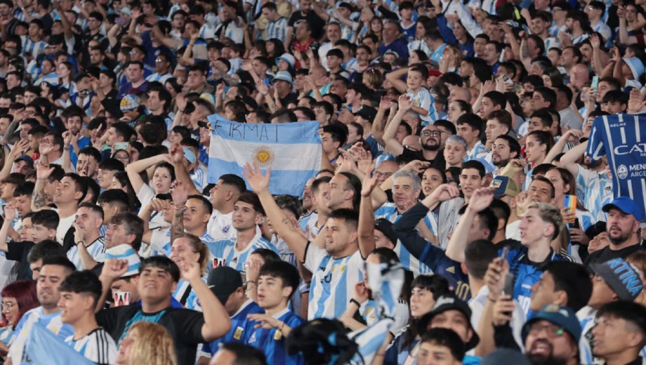 Los hinchas de la Selección argentina en el Monumental. 