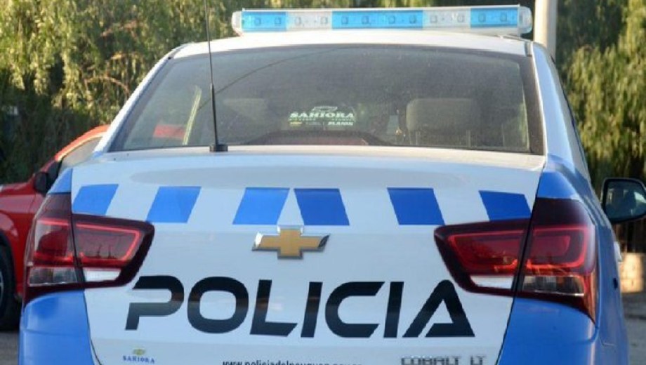 La agresión ocurrió en la plaza y derivó en la formulación de cargos contra la mujer.
