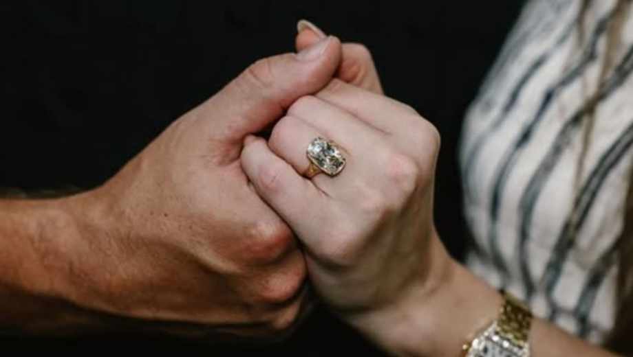 El increíble anillo de compromiso de Taylor Swift.-