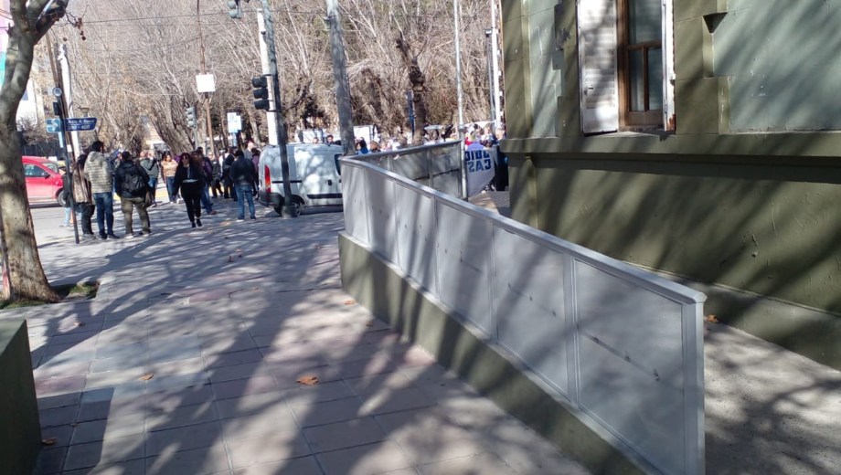 La rampa de acceso inclusivo a Casa de Gobierno estrenó nueva baranda tras el retiro de la anterior (gentileza)