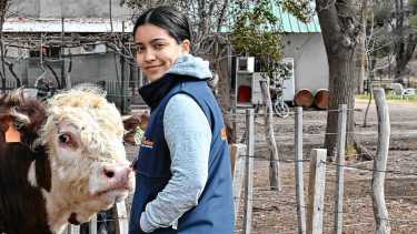 Las dos mujeres que con 19 y 24 años siguen la tradición ganadera de sus familias