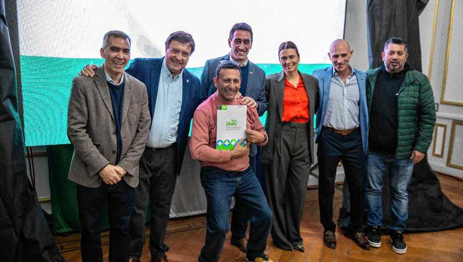 En Viedma y sin Pesatti, Weretilneck presidió un acto de firma de convenios y anuncios de obras para la Capital provincial. Foto: Gentileza