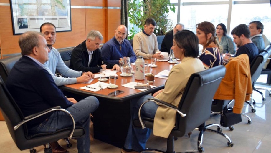  Pesatti abrió el encuentro con inusual puntualidad y el inicio tuvo una inusual tensión. Foto Gentileza