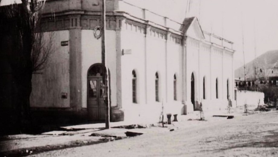 Calle de tierra y detrás el paisaje, recuerdos de un espacio único. 