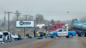 Murieron dos estatales de Neuquén en un grave choque en la Ruta 7 en El Chañar: hay un sobreviviente