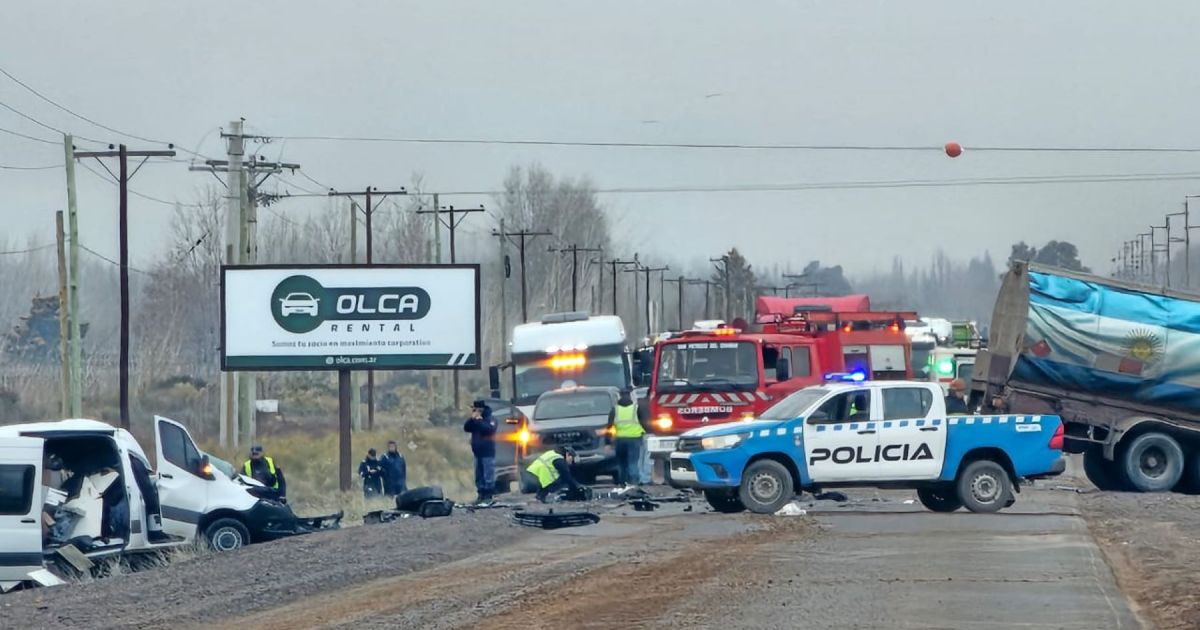 Murieron dos estatales de Neuquén en un grave choque en la Ruta 7 en El ...