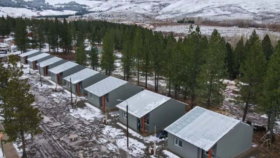 Rolando Figueroa finalizó obras frenadas por Nación y entregó viviendas en Las Ovejas. Foto: gentileza.