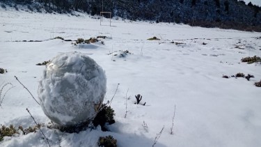De jugar al fútbol en la nieve y el barro a soñar con un club: así entrenan los chicos de Villa Pehuenia