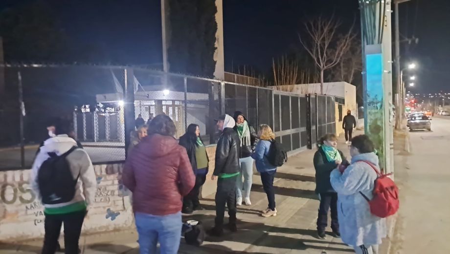 La protesta frente al ministerio de Desarrollo Social comenzó a primera hora en la calle Planas (foto Gentileza)