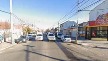 Insólito choque en el centro de Neuquén: bajó a comprar pizza y se le fue el auto con su hijo a bordo