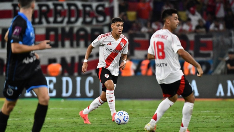Ulises Giménez aparece como alternativa en la defensa de River.
