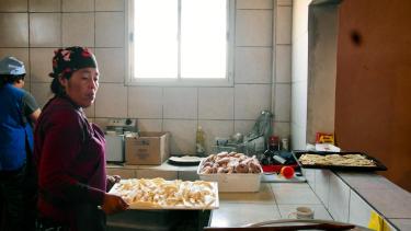 Neuquén compra y reparte alimentos para los comedores: «no estamos recibiendo un centavo de Nación»