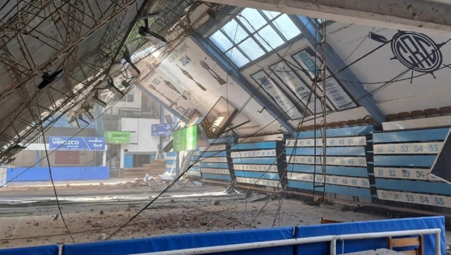 El derrumbe ocurrió en el estadio del club Regatas de Corrientes.
