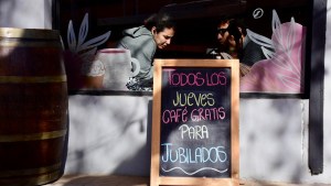 Café gratis para jubilados: la iniciativa solidaria de una confitería de Neuquén