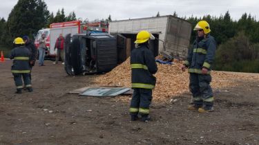 Jueves gris para los camiones en Ruta 40: otro vuelco en Bariloche dejó un herido, cuál es su estado