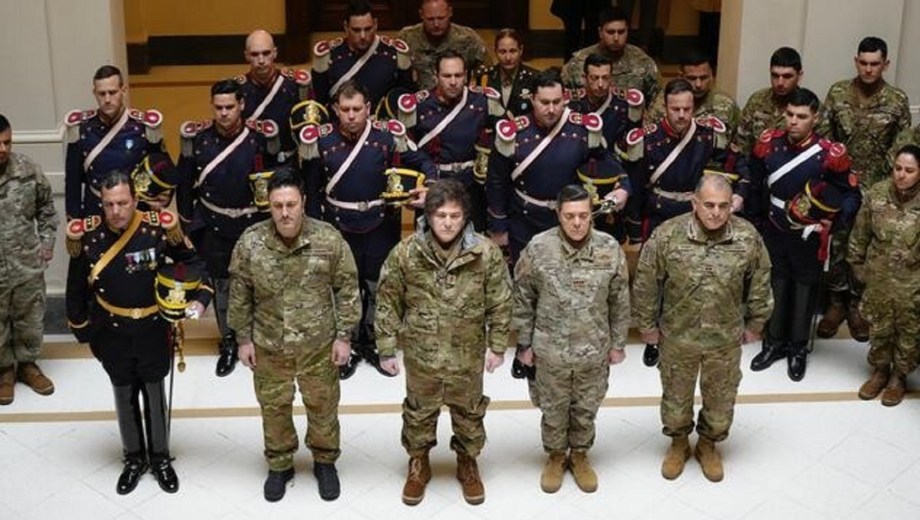 Aunque sin acto público, el presidente almorzó con los granaderos. Foto: gentileza La Voz.