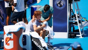 Carlos Alcaraz se quedó con el Masters 1000 de Cincinnati tras el abandono de Jannik Sinner