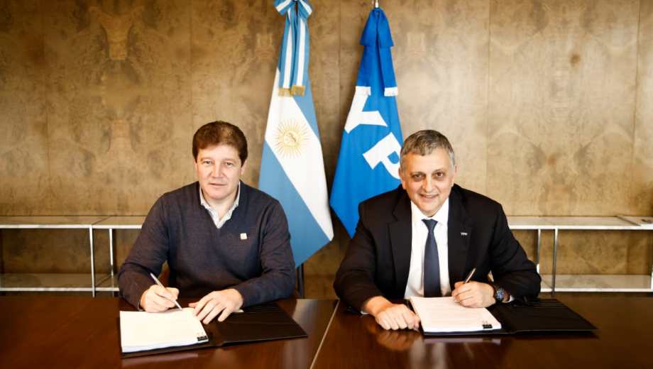 El CEO de YPF, Marín, y el gobernador Melella sellaron el acuerdo.