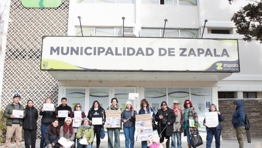Vecinos se movilizaron a la municipalidad para pedir que investiguen los casos de envenenamiento. Foto: Gentileza. 