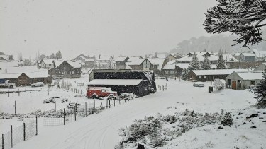 La nieve cubrió Caviahue Copahue y el cerro reabre sus puertas: la magia del invierno vuelve a las pistas