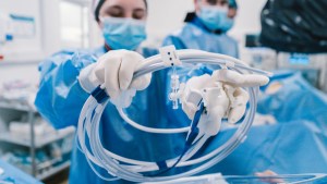 La fluorescencia que transforma las cirugías en Río Negro: verde de indocianina