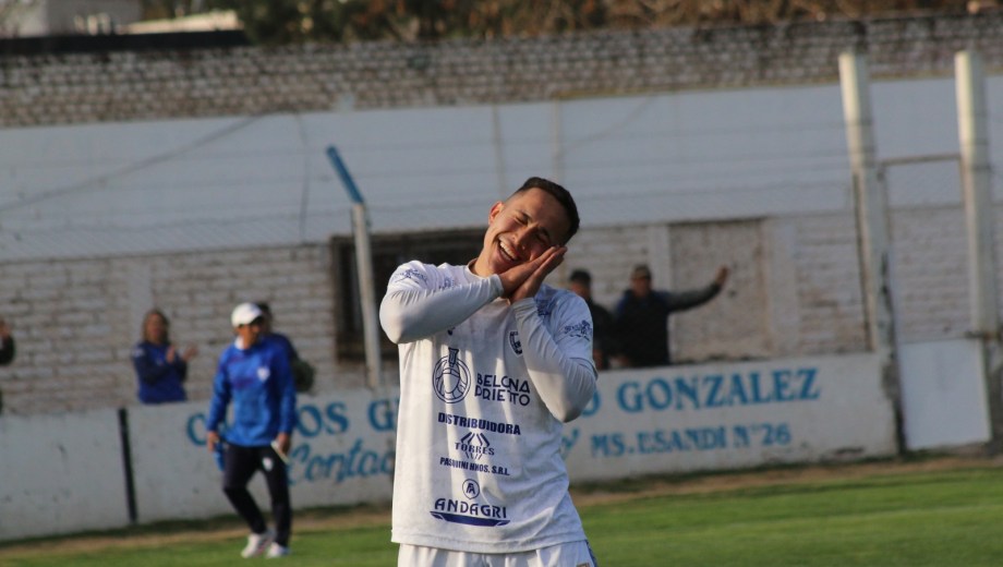 No lo despierten. Tobías Rivas tiene más goles que partidos en la temporada de la Liga Confluencia. (Foto: Mayra Díaz)