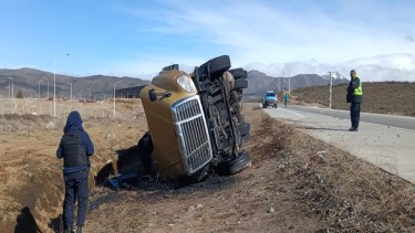 Alerta en la Ruta 40: las ráfagas de viento provocaron el vuelco de un camión chileno en Bariloche