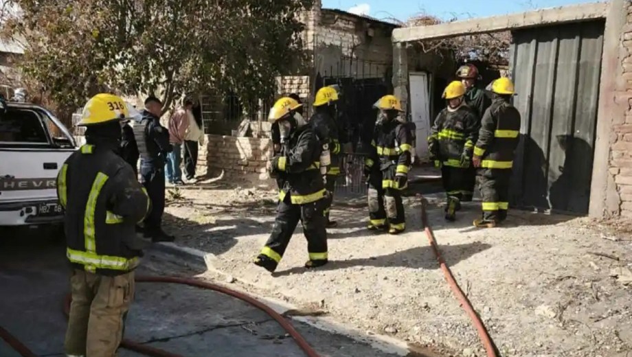Dotaciones de bomberos trabajaron en un incendio en la zona norte de Roca. Foto: gentileza.