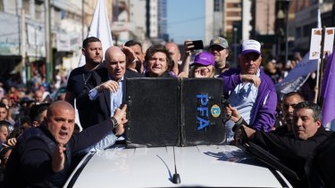 Ataque a Javier Milei en Lomas de Zamora: debió ser evacuado tras una caravana de La Libertad Avanza