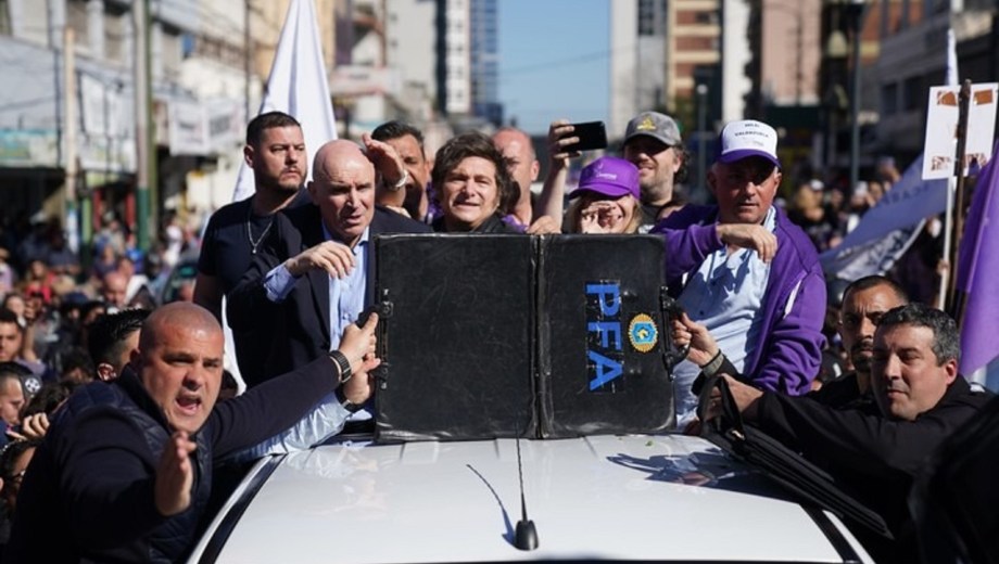 Ataque a Milei en Lomas de Zamora. Foto: gentileza Clarín.