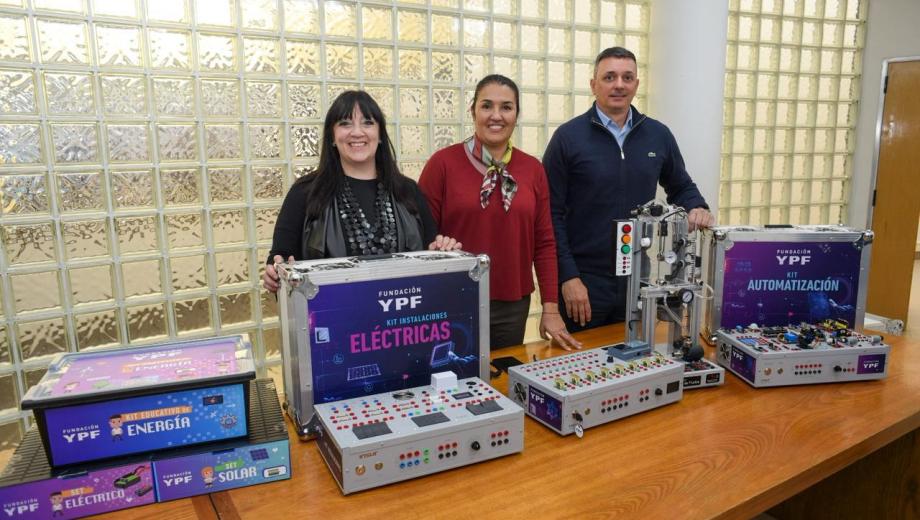 Desde la Fundación YPF se entregaron kits educativos.