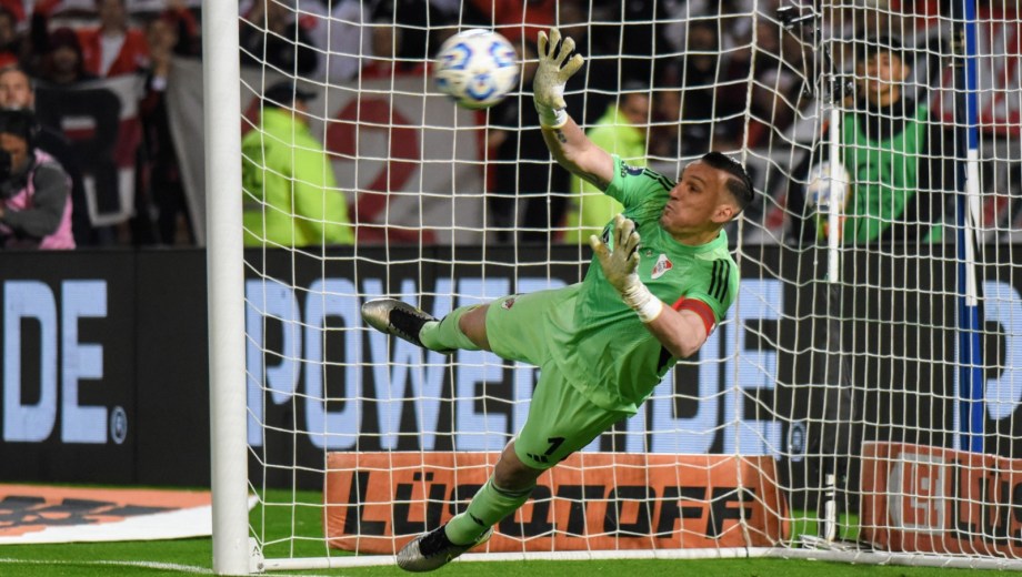 Franco Armani tapó dos penales ante Unión. (Foto: Fotobaires)