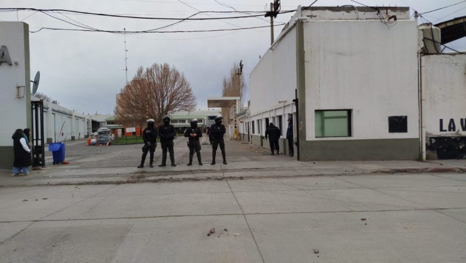 El colectivo de Bolívar esperó a que terminen los incidentes para salir. 